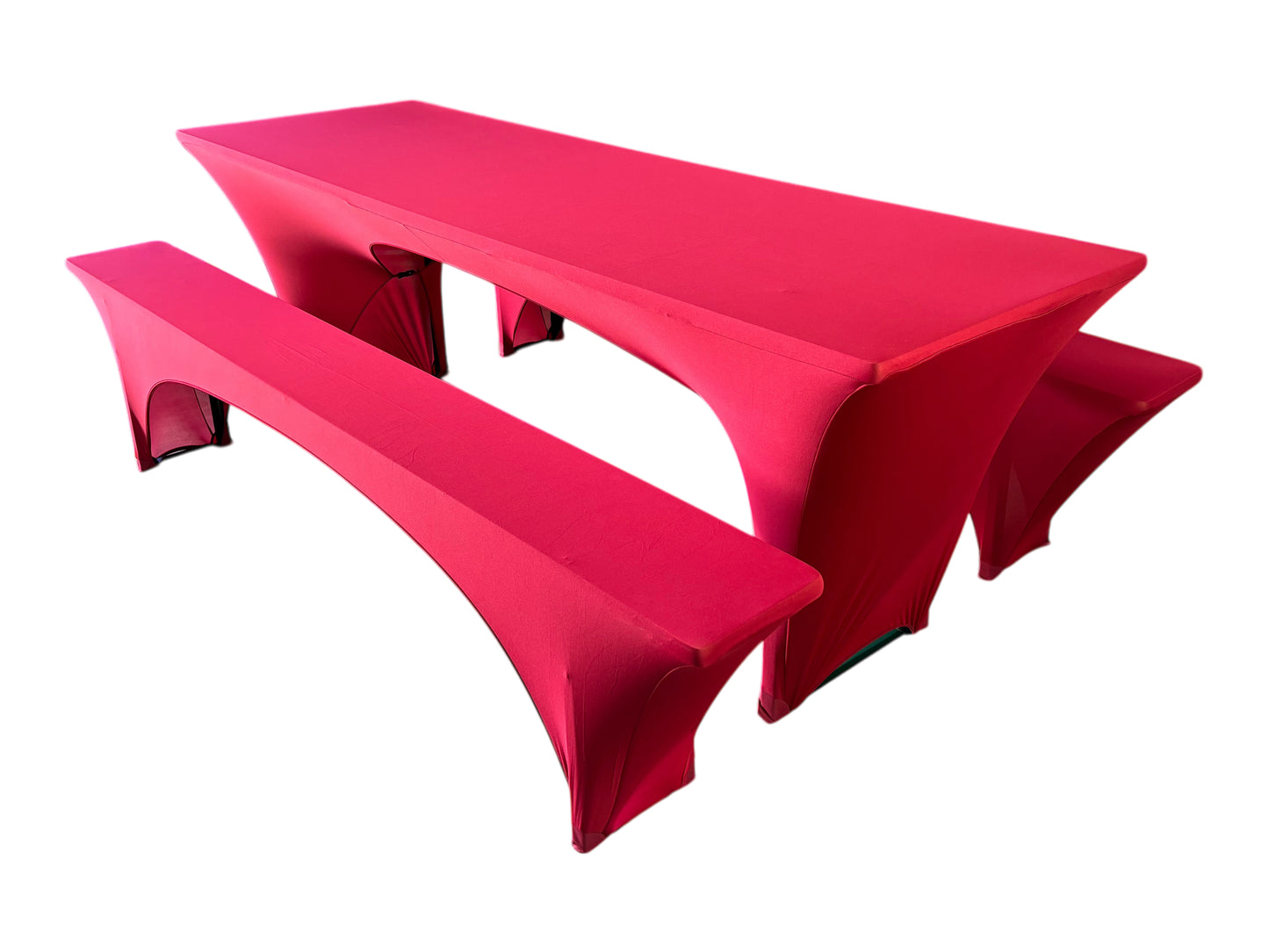 Breite Bierzeltgarnitur mit weinroten Hussen – elegantes Set aus Tisch und Bänken für festliche Events, Hochzeiten und Feiern im Außenbereich.