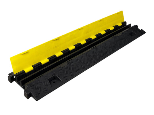 Geöffnete Kabelbrücke mit zwei sichtbaren Kabelkanälen à 2,8 × 3,0 cm – ideal zum sicheren Verlegen von Stromkabeln bei Veranstaltungen