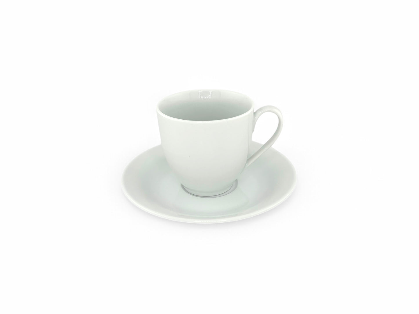 Classic Kaffeetasse mit passender Untertasse aus weißem Porzellan – 200 ml Fassungsvermögen und 14,5 cm Untertassendurchmesser. Ideal für stilvolle Tischdekorationen bei Hochzeiten, Geburtstagen und Events. Jetzt bei unserem Geschirrverleih mieten.