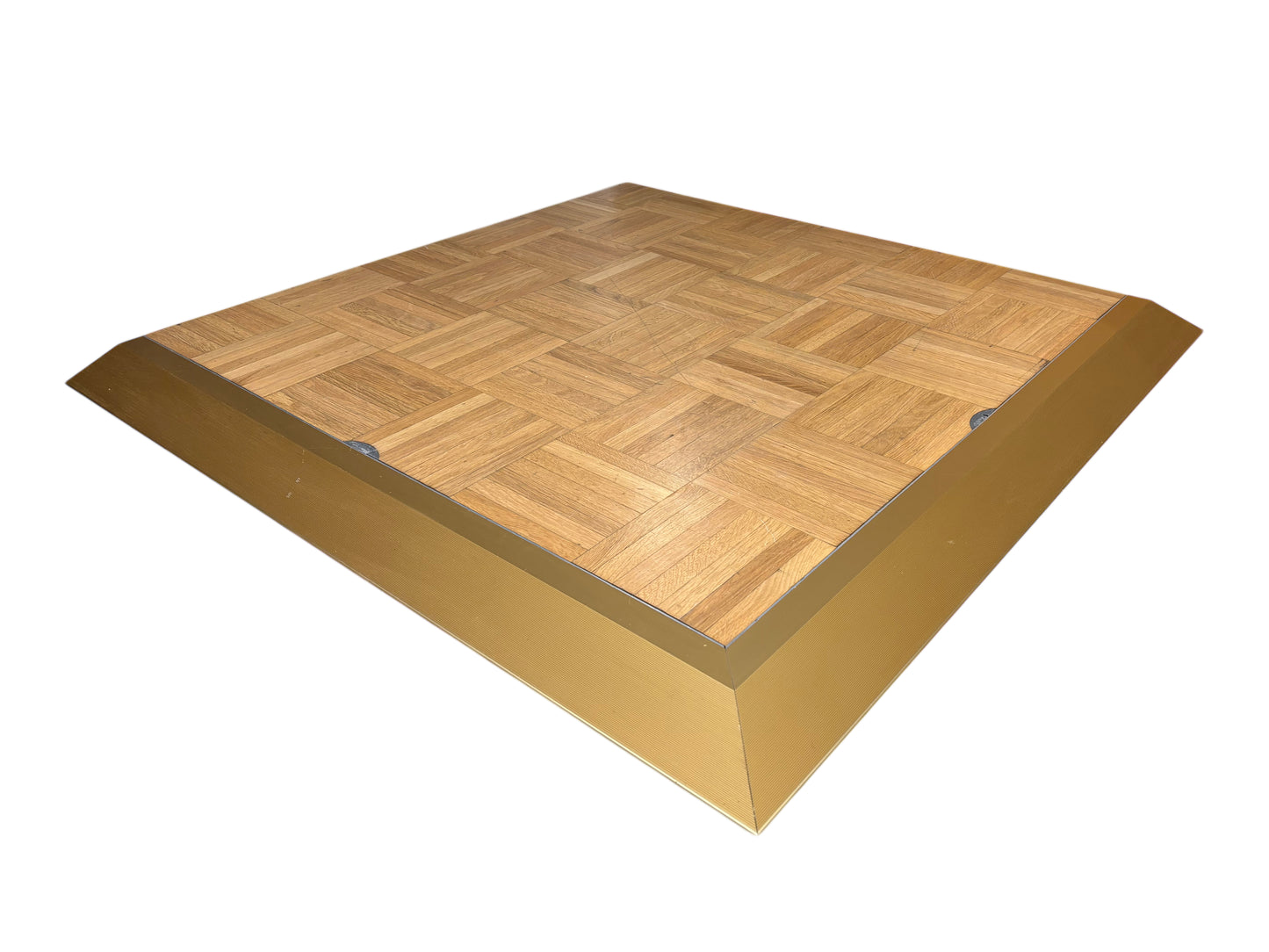 Modulares Tanzparkett im Detail – Stecksystem mit goldfarbenem Rand