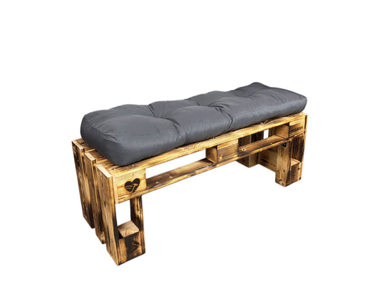 Palettenbank mit anthrazitfarbenem Sitzpolster – rustikale Sitzbank aus geflammtem Holz für zwei bis drei Personen
