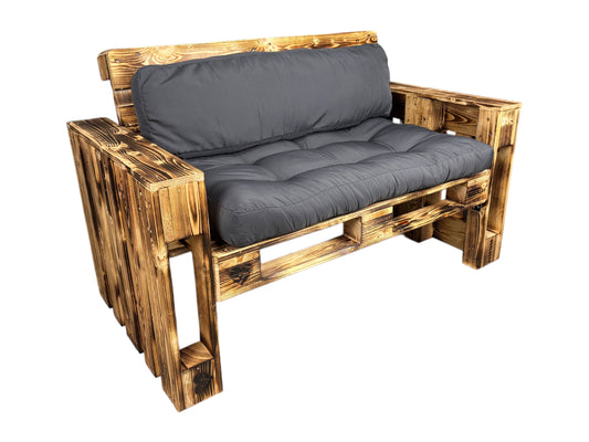 Palettensofa mit anthrazitfarbenem Polster – rustikaler 2-Sitzer aus geflammtem Holz für Lounge-Bereiche bei Events