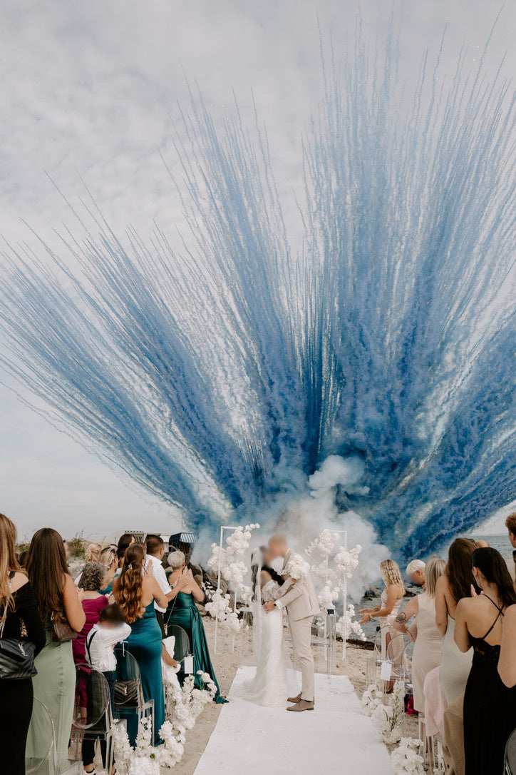 Freie Trauung am Strand mit Color Smoke Wall in bunten Farben – magische Kulisse von Sommer Pyrotechnik