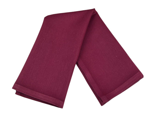 Stoffserviette Bordeaux 50x50 cm, festlich gefaltet – mieten für Hochzeiten, Gala & Weihnachtsfeiern.