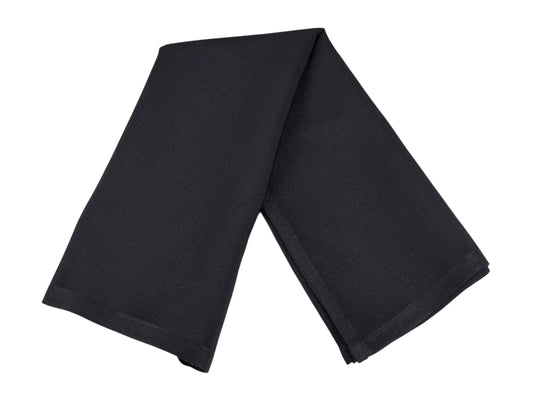 Schwarze Stoffserviette 50x50 cm, elegant gefaltet – mieten für Hochzeiten & Events in Kiel und Schleswig-Holstein.