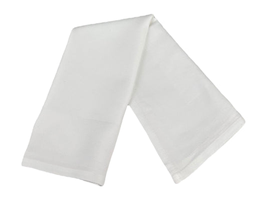 Weiße Stoffserviette 50x50 cm, stilvoll gefaltet – mieten für Hochzeiten & Events in Kiel und Schleswig-Holstein.