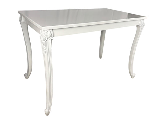 Weißer Trautisch im Vintage-Stil mit geschwungenen Beinen, ideal für freie Trauungen und Hochzeiten.