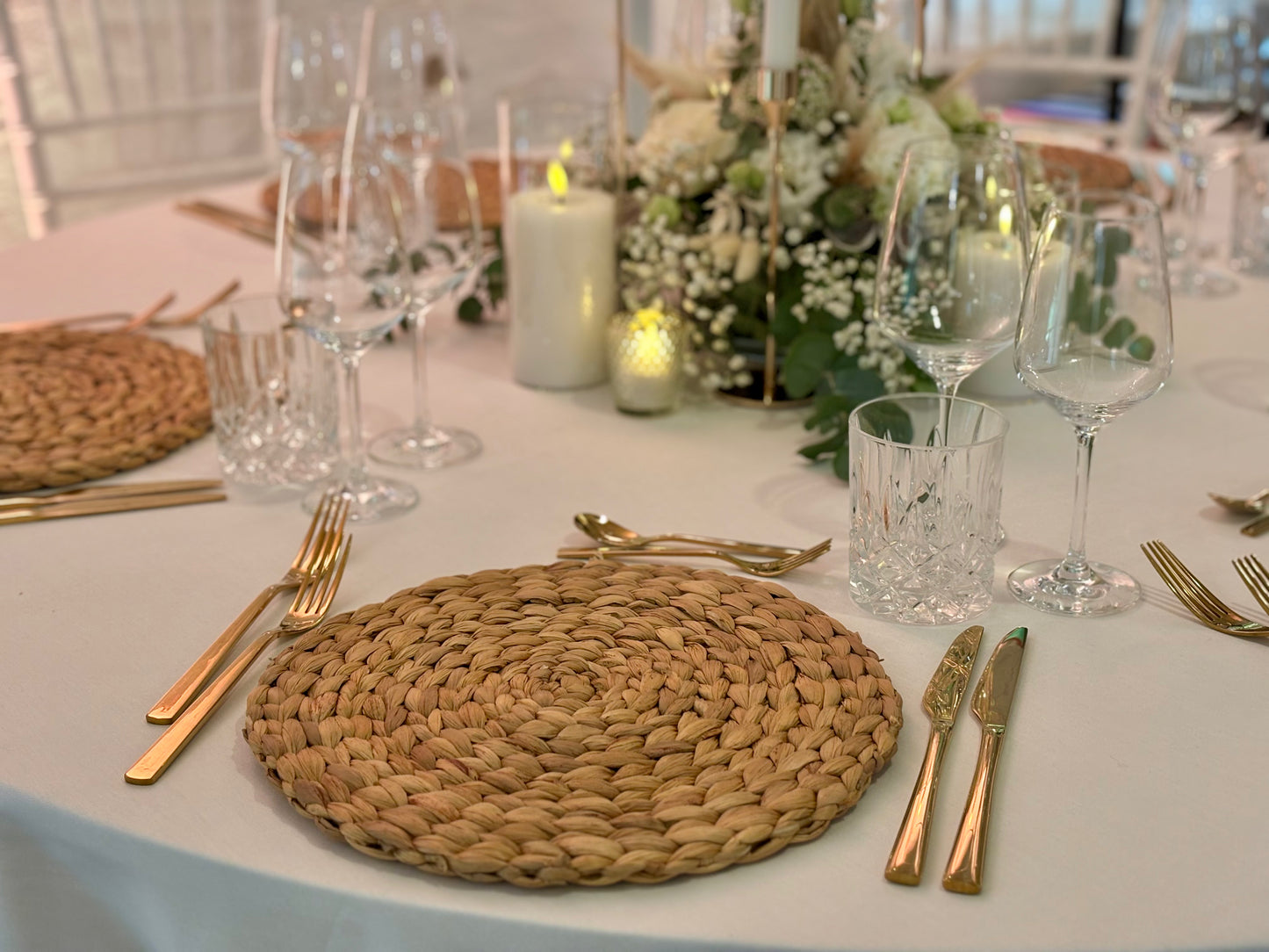 Goldenes Besteck auf elegant eingedecktem Hochzeitstisch mit stilvoller Tischdekoration und festlicher Atmosphäre.