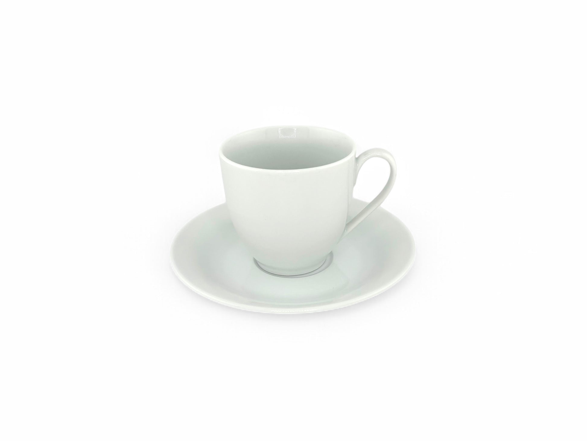 Classic Kaffeetasse mit passender Untertasse aus weißem Porzellan – 200 ml Fassungsvermögen und 14,5 cm Untertassendurchmesser. Ideal für stilvolle Tischdekorationen bei Hochzeiten, Geburtstagen und Events. Jetzt bei unserem Geschirrverleih mieten.