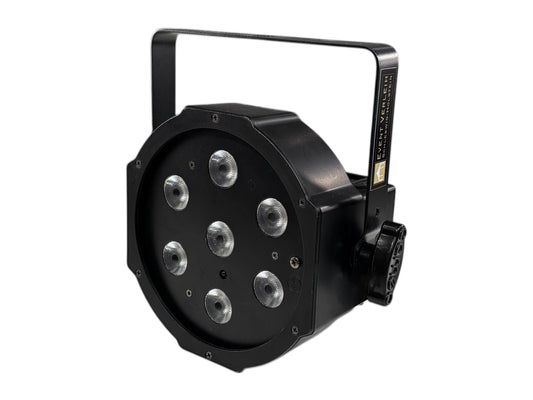 Schwarzer LED Flachspot mit 7×3-Watt RGB-LEDs, ideal für farbige Ambientebeleuchtung und Uplighting bei Events und Bühnenbeleuchtung.