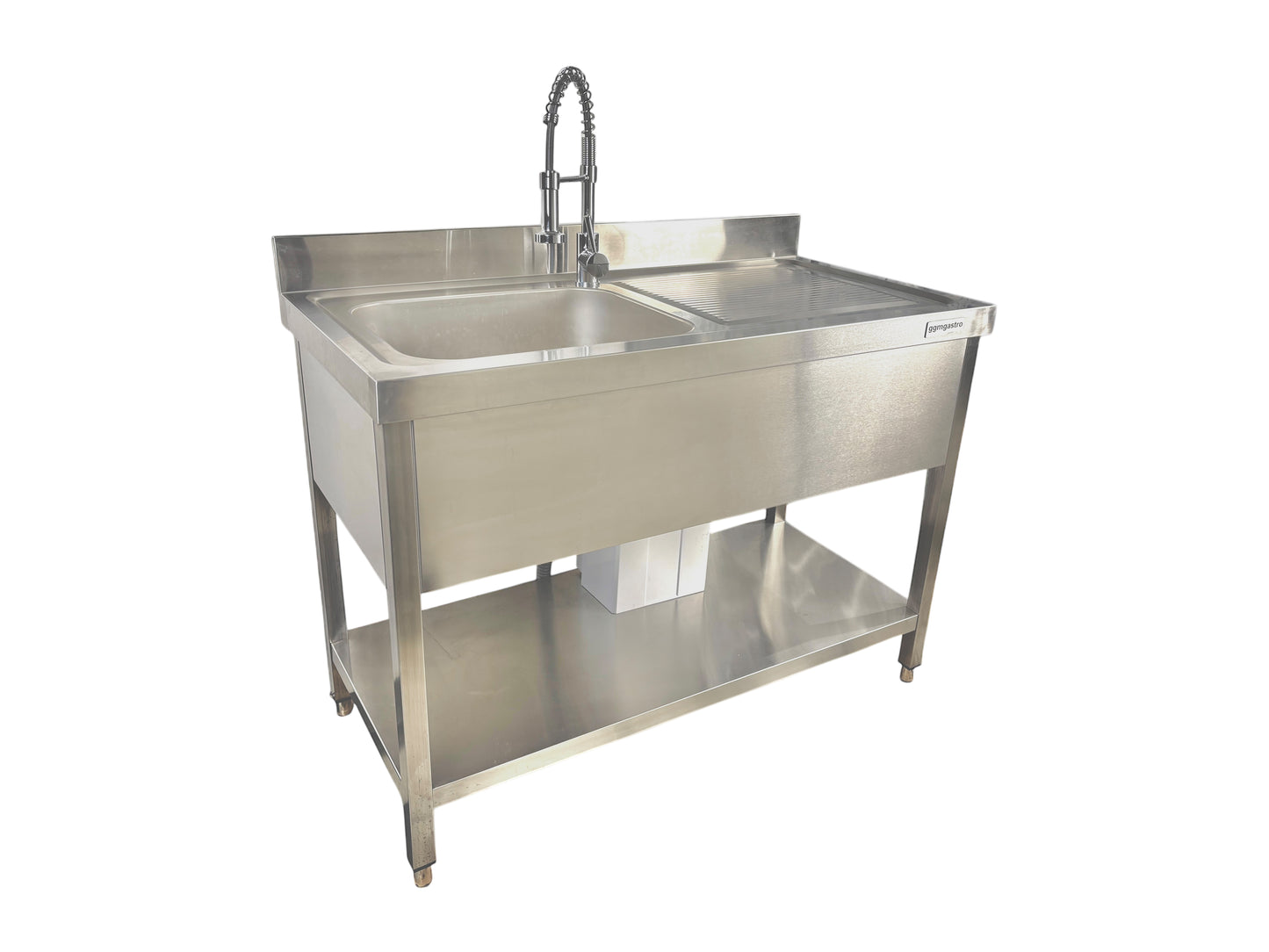 Mobiler Edelstahl-Spültisch mit Spülbecken, Küchenspülhahn, Abtropffläche und Unterbau – mit Durchlauferhitzer für Warmwasser bei Events.