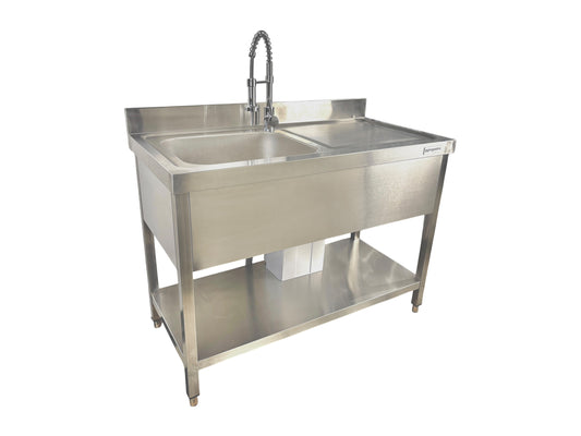 Mobiler Edelstahl-Spültisch mit Spülbecken, Küchenspülhahn, Abtropffläche und Unterbau – mit Durchlauferhitzer für Warmwasser bei Events.