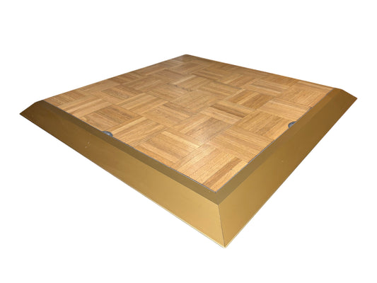 Modulares Tanzparkett im Detail – Stecksystem mit goldfarbenem Rand