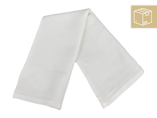 Weiße Stoffserviette 50x50 cm, stilvoll gefaltet – mieten für Hochzeiten & Events in Kiel und Schleswig-Holstein sowie mit Versand deutschlandweit.