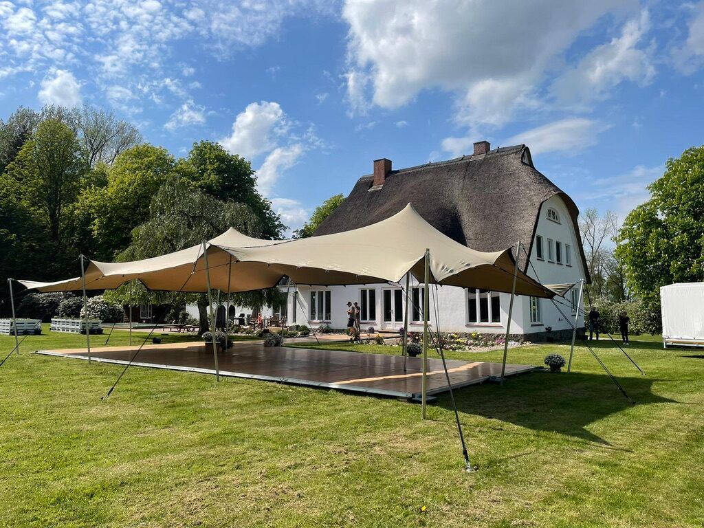 Stretchzelt in sandfarbener Optik – modernes Stretchzelt für Outdoor-Events in Schleswig-Holstein