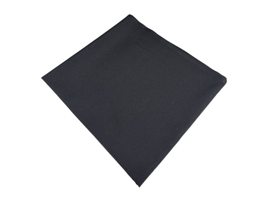 Runde schwarze Tischdecke Ø 240 cm auf Banketttisch – mieten für Hochzeiten, Gala & Events.