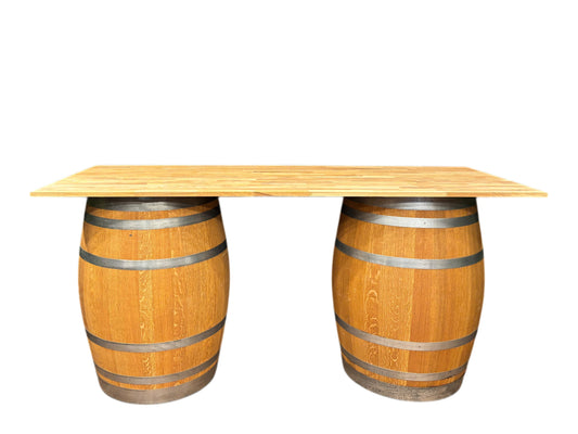 Weinfass Tisch mit zwei 225-Liter-Fässern und geölter Eichenplatte in 200 × 80 cm