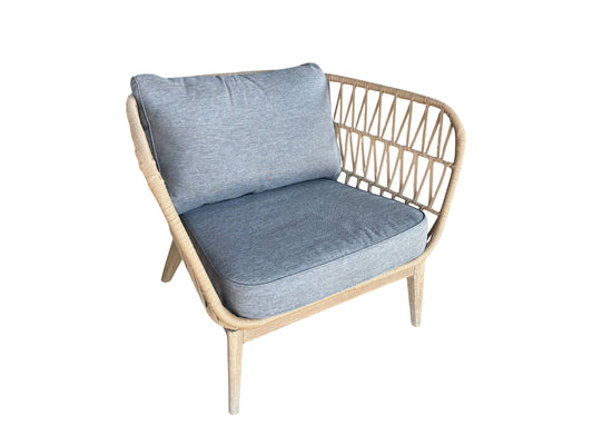 Boho Lounge Sessel mit geflochtener Rückenlehne und anthrazitfarbenen Kissen für stilvolle Lounge-Bereiche auf Veranstaltungen