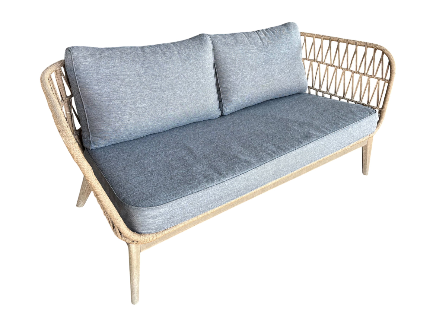 Boho Lounge Sofa mit geflochtener Rückenlehne und anthrazitfarbenen Kissen für stilvolle Lounge-Bereiche auf Veranstaltungen