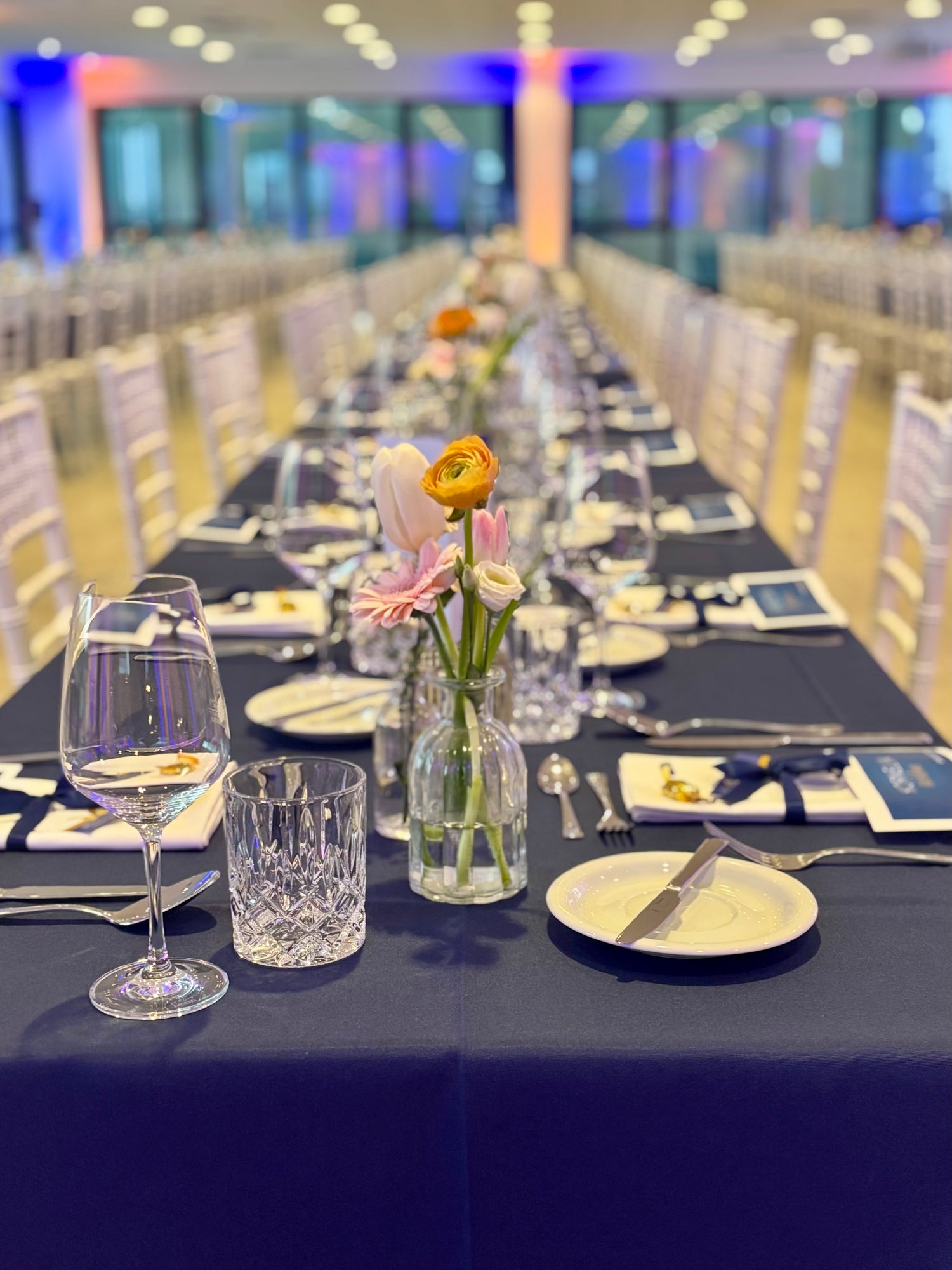 Gedeckter Veranstaltungstisch mit Gläsern, Geschirr und Tischdekoration als Beispiel für Cateringausstattung bei Events