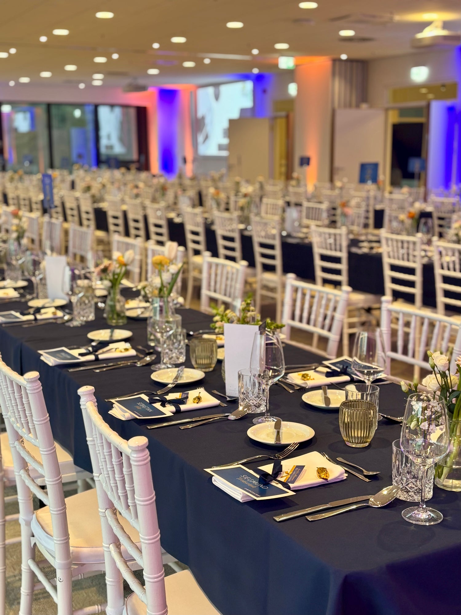 Chiavari Hochzeitsstühle aufgebaut an festlich gedeckten Tischen bei Veranstaltung – Stuhlverleih für Hochzeit und Eventbestuhlung