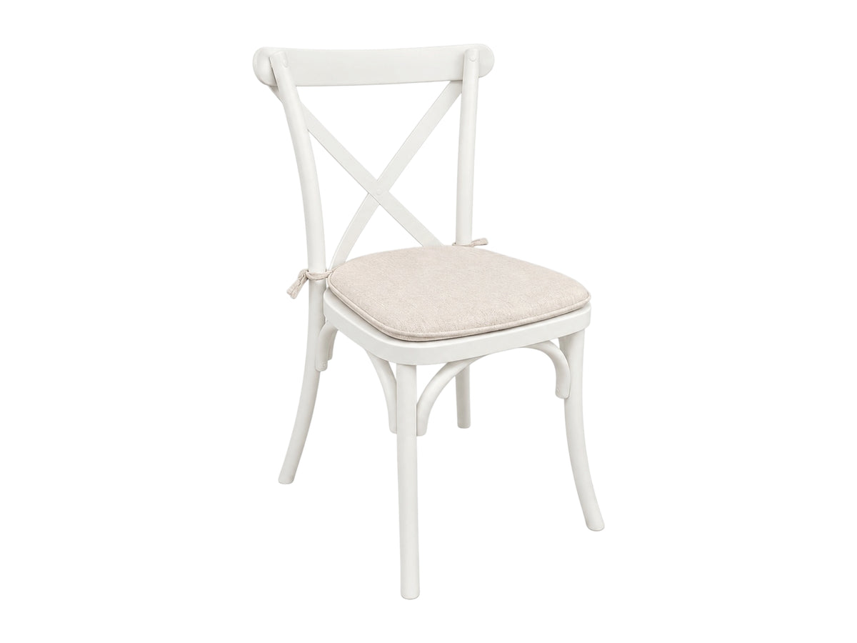Weißer Cross Back Stuhl mit beigem Sitzkissen in Leinenoptik mieten bei Eventverleih SH