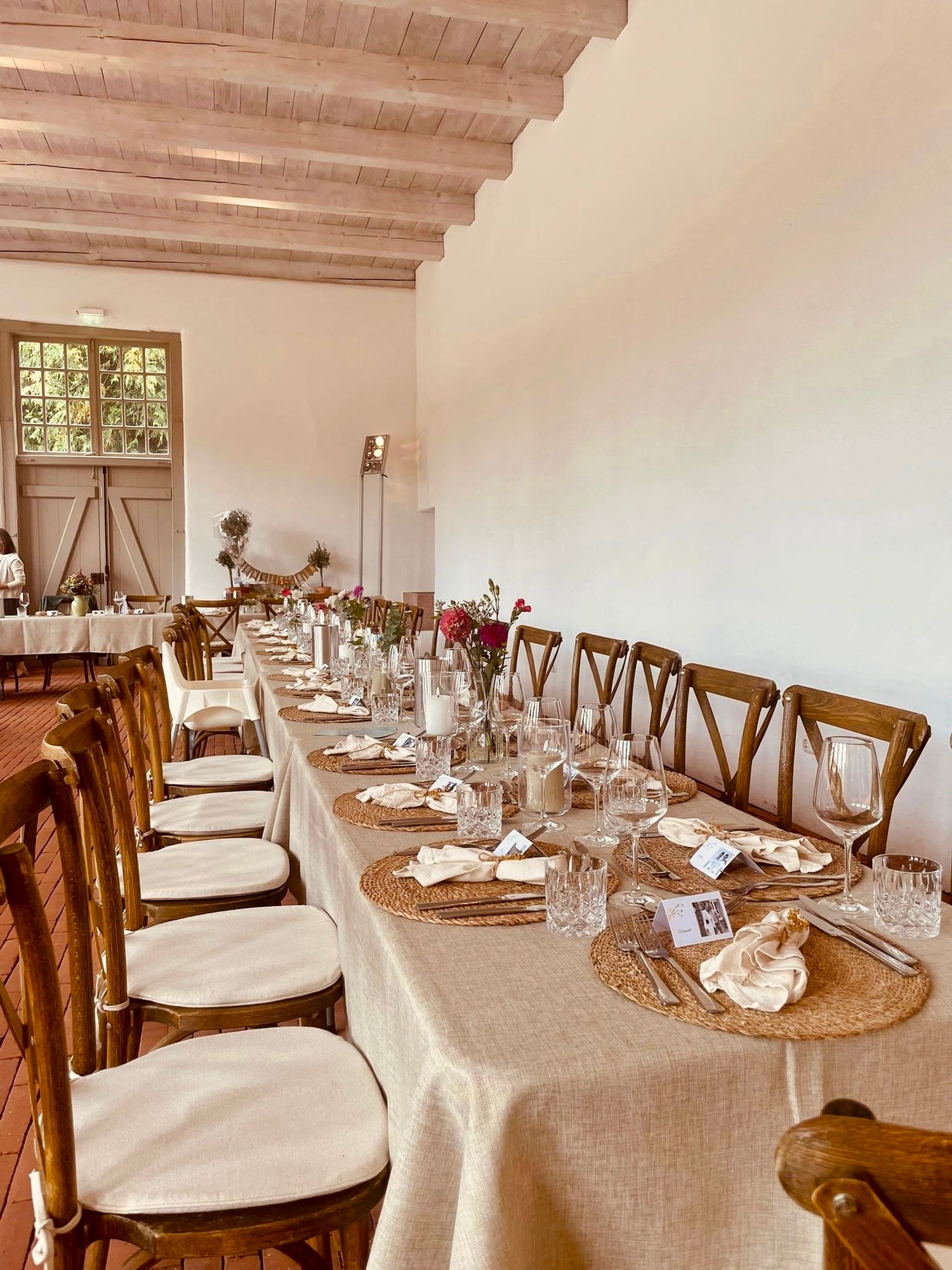 Crossback Stühle an festlich gedeckter Hochzeitstafel – stilvolle Eventbestuhlung aus dem Stuhlverleih für Hochzeiten