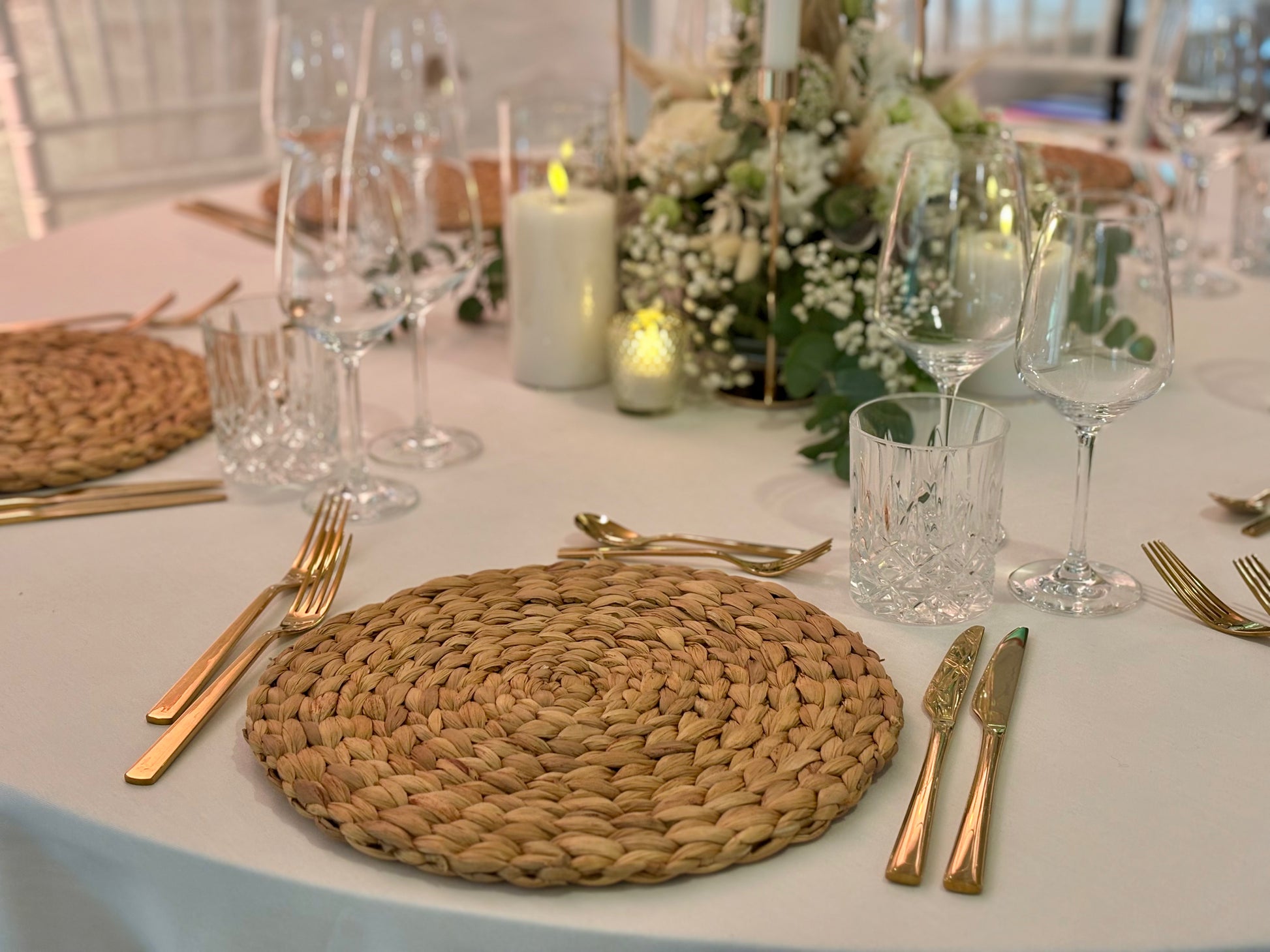 Goldenes Besteck auf elegant eingedecktem Hochzeitstisch mit stilvoller Tischdekoration und festlicher Atmosphäre.