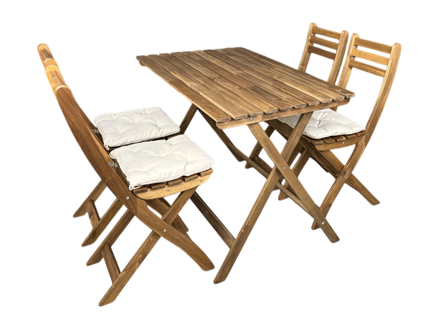 Sitzgruppe aus Akazienholz mit Klappgartentisch und vier Klappstühlen mit Polstern für Gartenparty und Outdoor-Event mieten