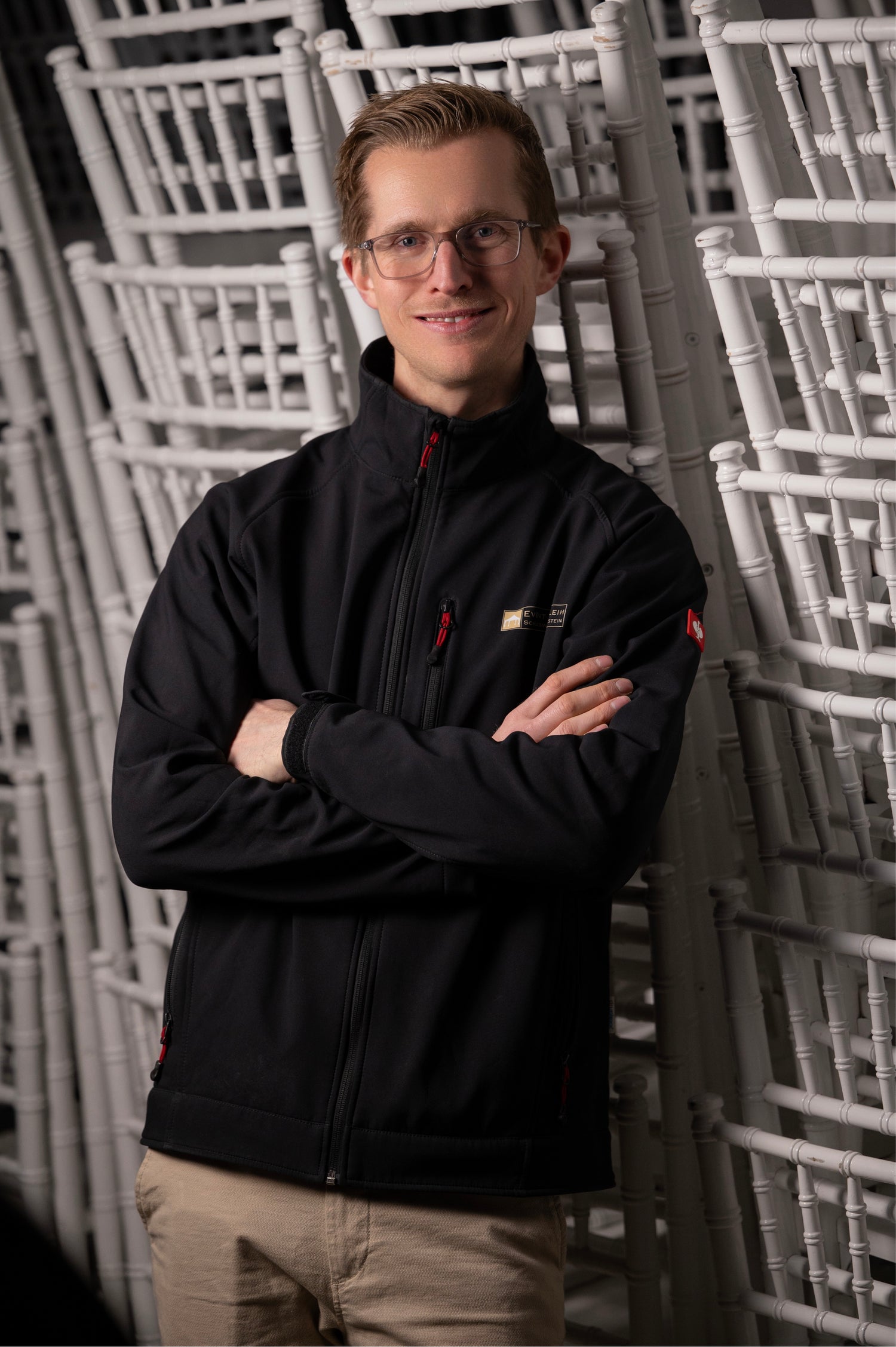 Mitarbeiter von Eventverleih SH vor gestapelten Chiavari Stühlen – Stuhlverleih für Hochzeiten und Veranstaltungen